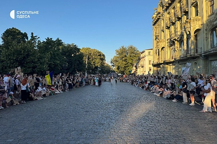 У Києві третій день мітингують біля театру Франка з вимогою повернути Федорова