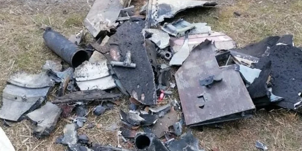 Вирва та уламки неідентифікованого повітряного об'єкта в полі між селами Тарнава-Колонія та Токари, Люблінське воєводство