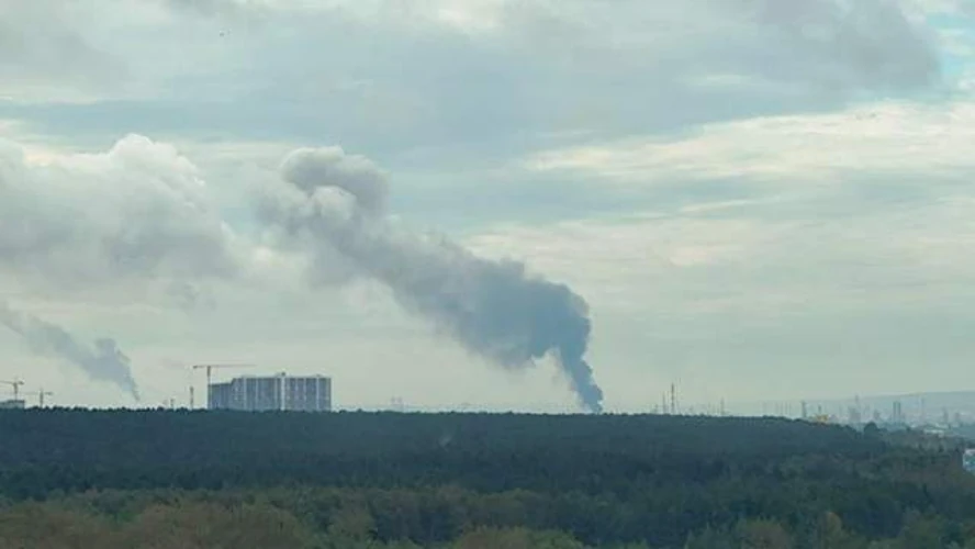 Стовп чорного диму над промисловим районом Пермі після вибухів 21 серпня