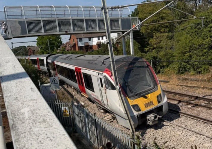 Пасажирський поїзд компанії Greater Anglia, що зійшов з рейок поблизу Вікфорда в Ессексі