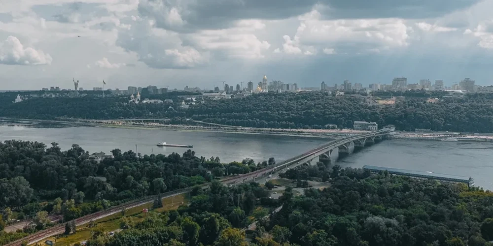 Міст Метро в Києві під час ремонтних робіт