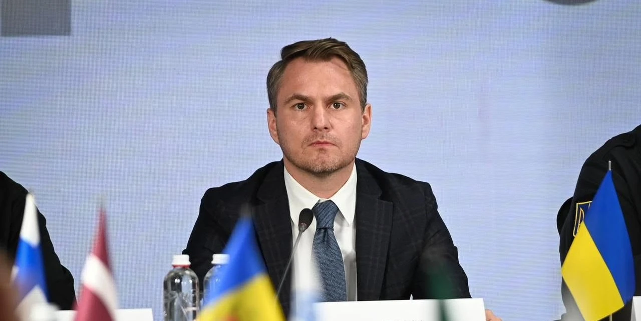 Відставка Кравченка та виїзд за кордон: контекст одного дня