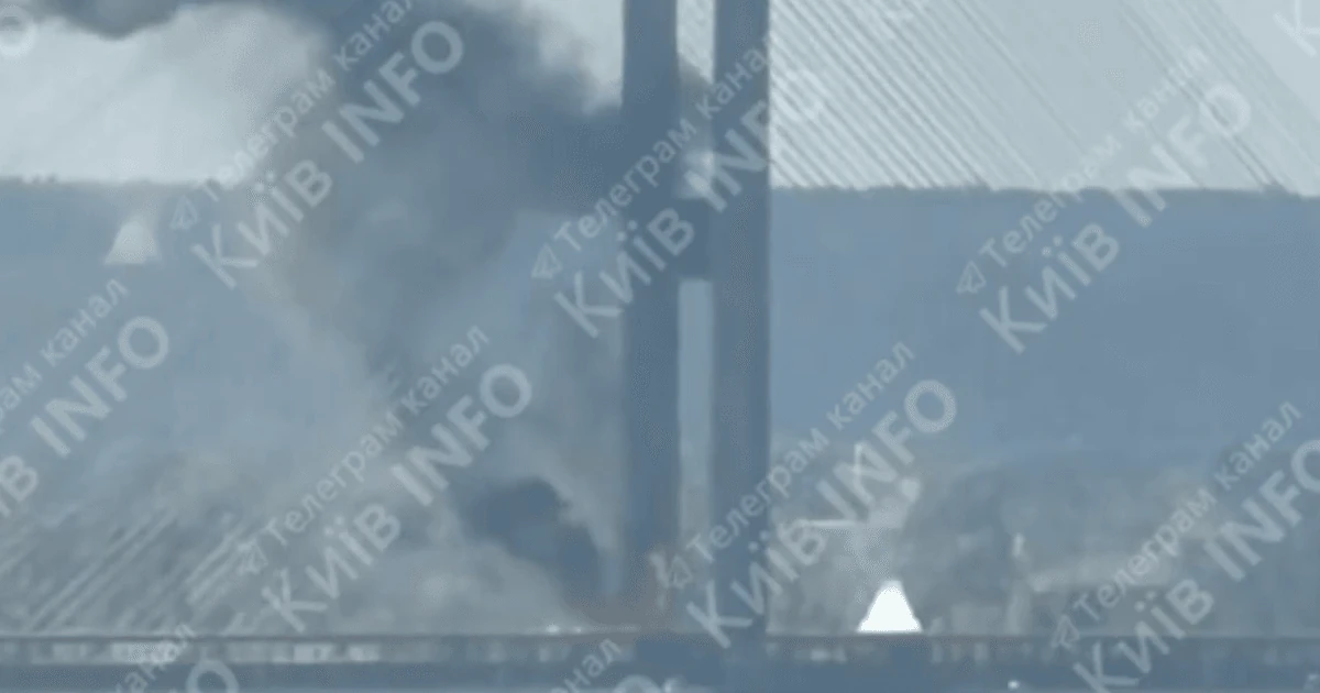 Наслідки влучання дрона поблизу Південного мосту в Києві 1 жовтня 2026 року