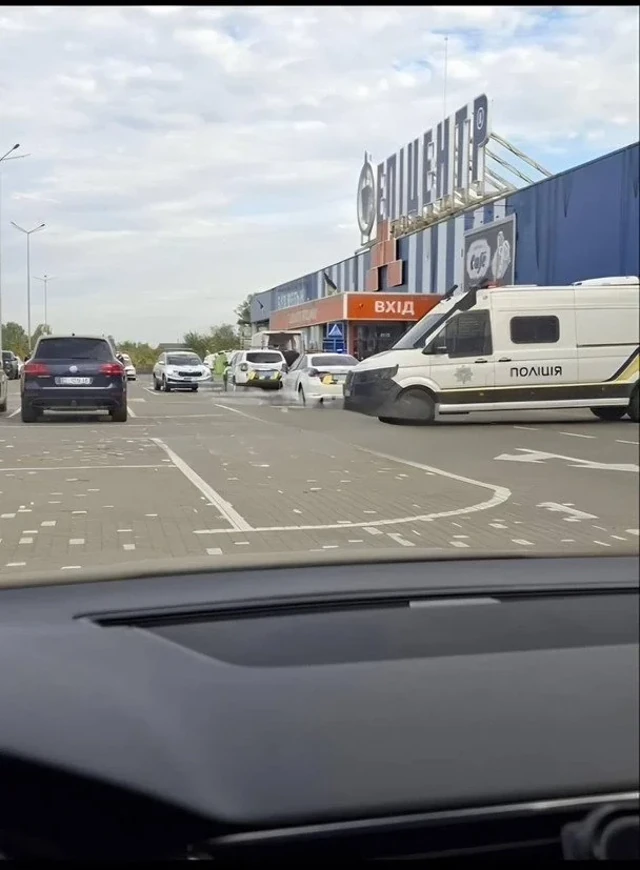 Територія будівельно-господарського гіпермаркету в Ковелі, де стався напад із сокирою.