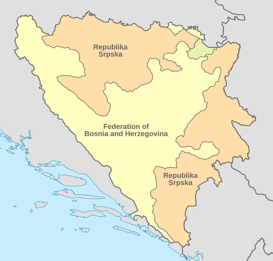 Передвиборчий білборд із зображенням Мілорада Додіка та будівля мерії Сараєва, підсвічена кольорами українського прапора 24