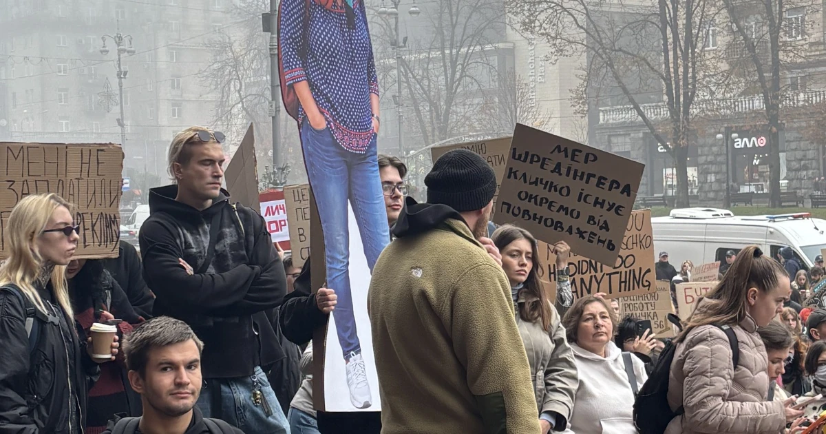Учасники мітингу біля будівлі КМДА тримають плакати проти мера Києва